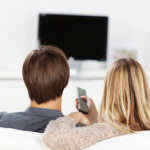 Mladý pár sleduje TV