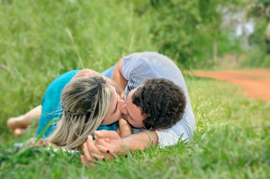 Mladý pár v trávě